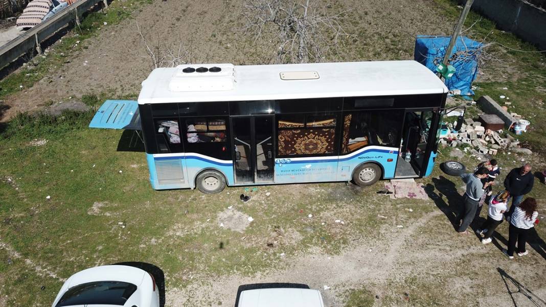 Depremde evleri ağır hasar alınca bu çözümü buldular... Görenlere tebessüm ettirdi 22